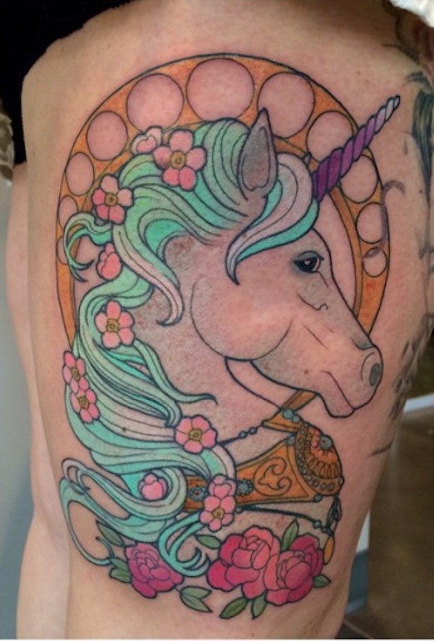 Oldschool naturfarbenes Oberschenkel Tattoo mit fantastischem Einhorn und Blumen