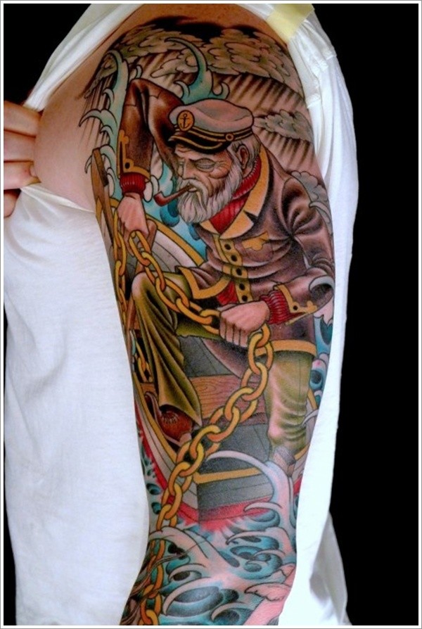 Tatuaje en el brazo, marinero viejo con cadena en manos