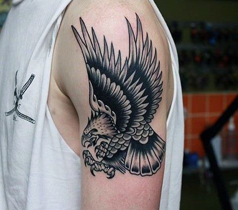 Tatuaje en el hombro, águila interesante en estilo old school