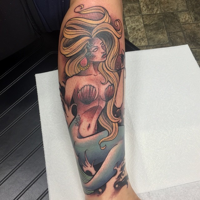 Oldschool Unterarm Tattoo mit verführerischer Meerjungfrau