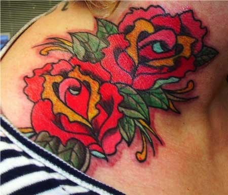 Tatuaje en el hombro, rosas, estilo vieja escuela