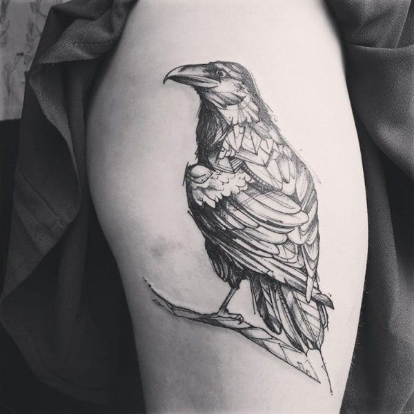 Tatuaje en el muslo,  cuervo interesante único en colores negro blanco