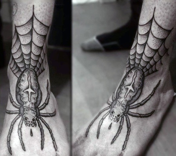Tatuaje en la pierna, araña venenosa en telaraña, color gris