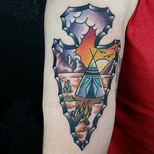 Tatuaje en el brazo, punta de flecha con dibujo de tienda india en desierto