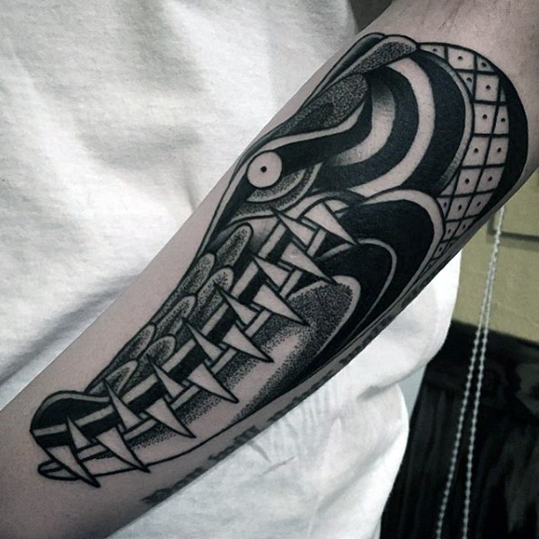 Tatuaje en el antebrazo, caimán astuto negro blanco, old school