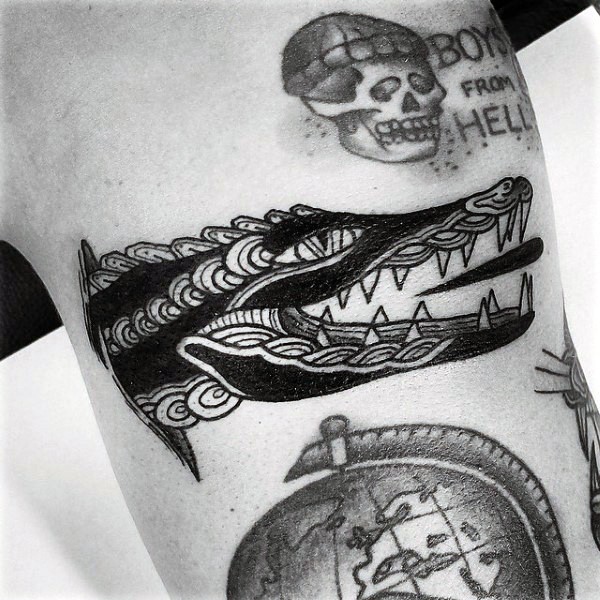vecchia scuola nero e bianco alligatore tatuaggio su spalla