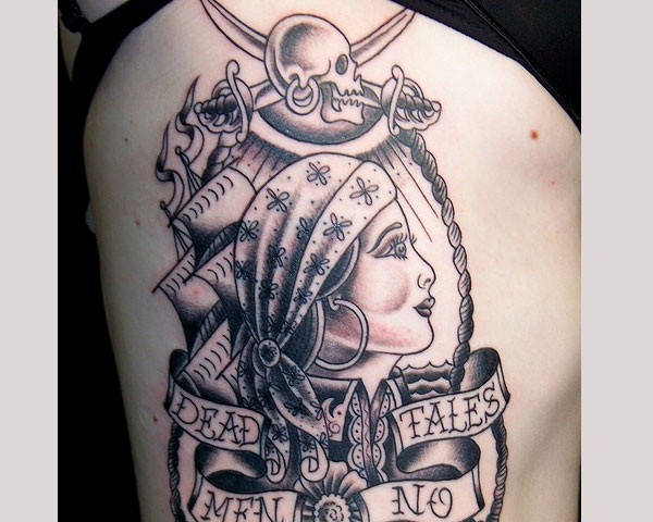 Tatuaje negro blanco en el costado, 
 mujer pirita combinada con barco, calavera y inscripción