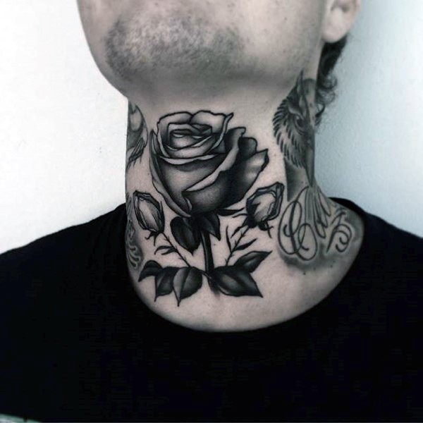 Oldschool Stil schwarzes und weißes Rosen Tattoo am Mittelhals