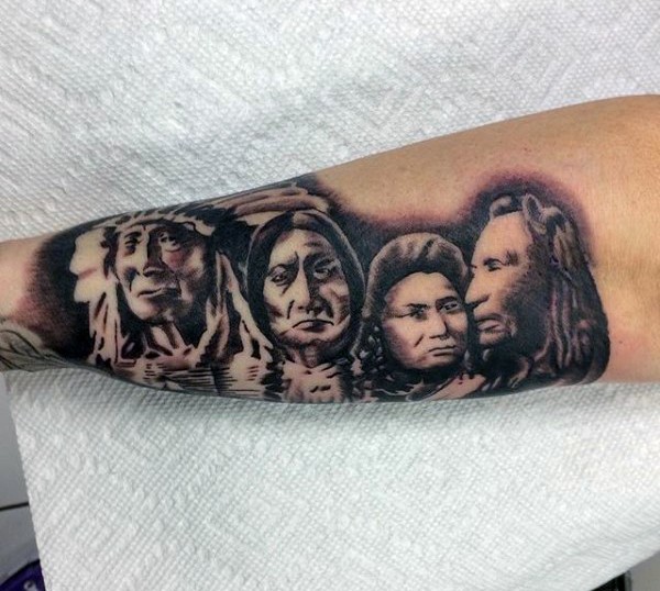 Tatuaje en el brazo, retrato negro blanco de familia de indios