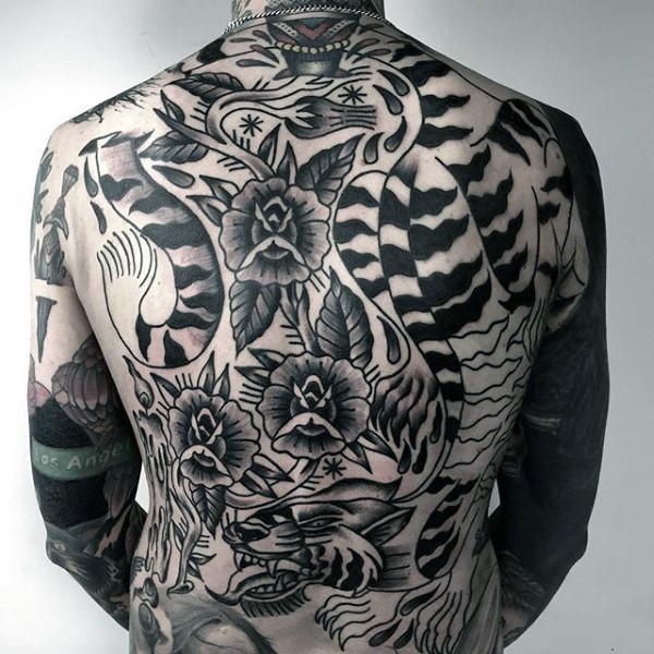 Oldschool Stil schwarzes und weißes Tattoo am ganzen Rücken von Rosen mit Tiger