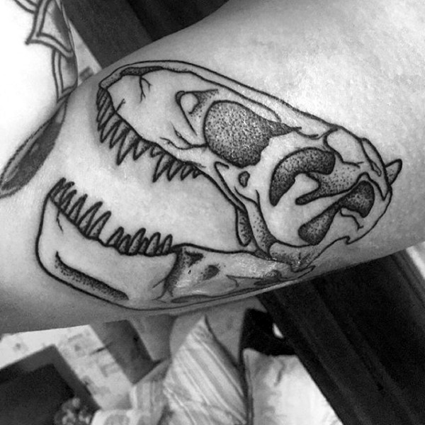 Oldschool Stil schwarzes Bizeps Tattoo mit Dinosaurierschädel