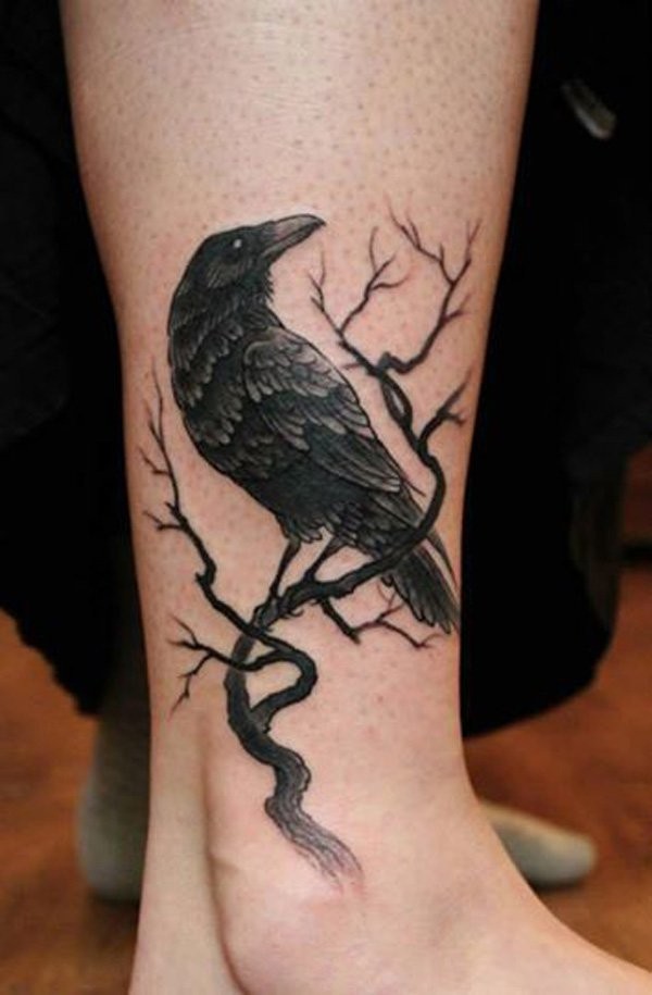 Tatuaje en la pierna, cuervo siniestro en la rama