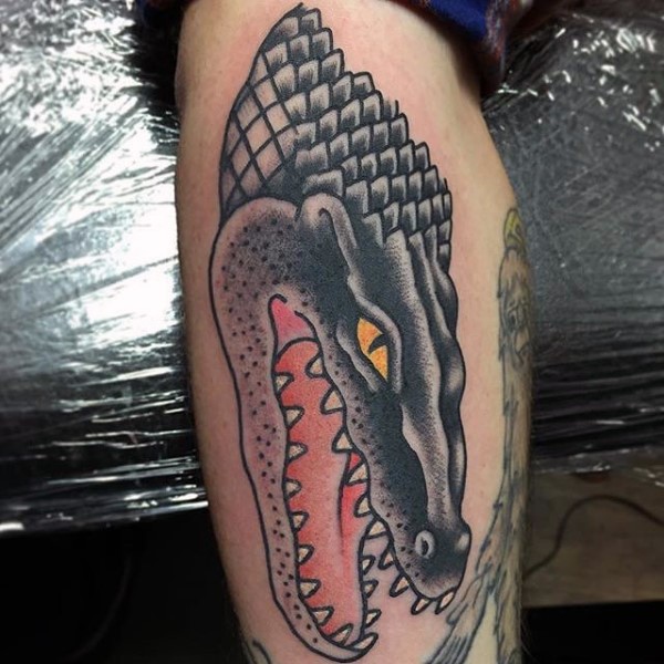 Oldschool Stil farbiger Alligator Tattoo am Bein
