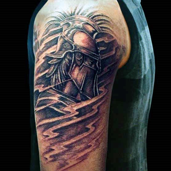 Tatuaje en el brazo, guerrero antiguo en la niebla, colores negro blanco