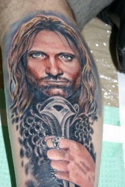 Oldschool Stil farbiger Aragorn mit Schwert Tattoo am Bein