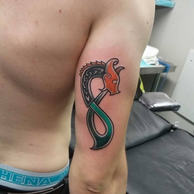 Oldschool Stil farbiges Arm Tattoo mit keltischem Symbol