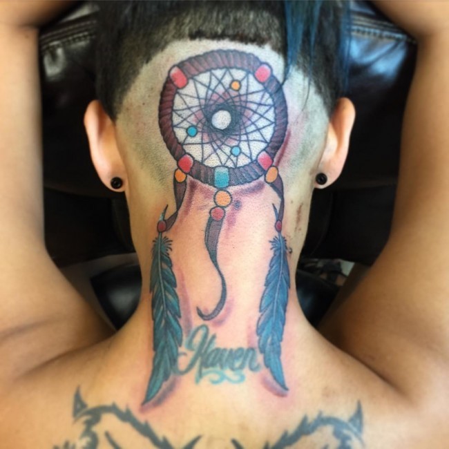 Oldschool Stil farbiges Rücken Tattoo mit Traumfänger und Schriftzug