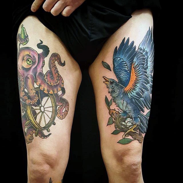 Tatuajes en los muslos,  pulpo de color púrpura con timón y pájaro azul en la rama