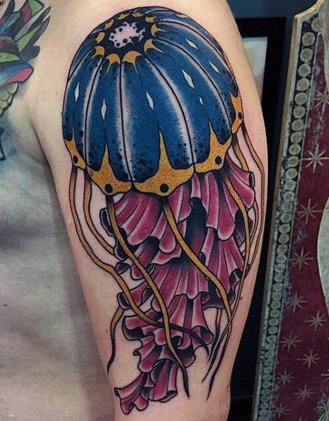 Tatuaje en el hombro,
 medusa linda de varios colores, estilo old school