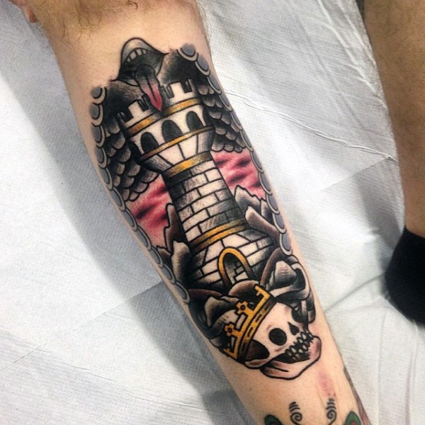 Tatuaje en el brazo,
torre con cráneo en corona, estilo old school