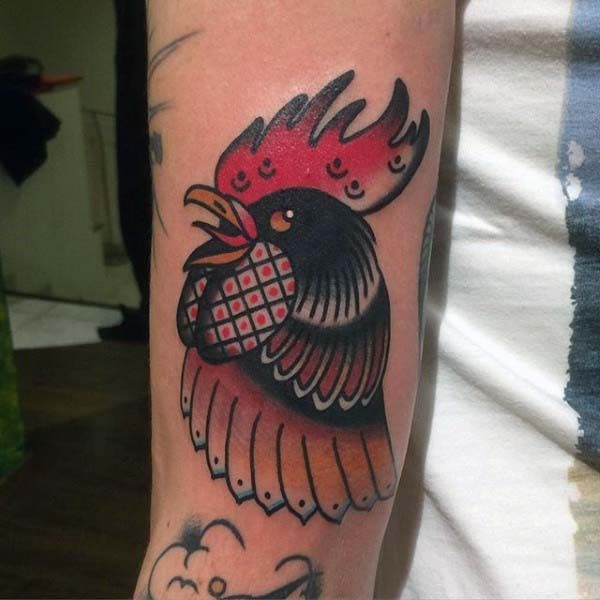 vecchia scuola stilizzato testa gallo tatuaggio su braccio