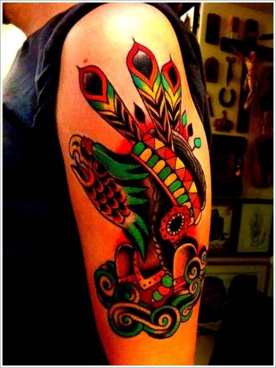 Tatuaje en el brazo,
indio con rostro de águila, estilo old school multicolor