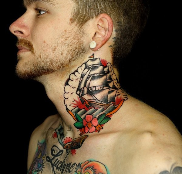 Tatuaje en el cuello, barco bonito con flor y cielos, estilo old school