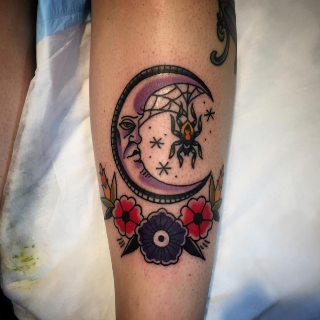 Oldschool Stil farbiges Bein Tattoo von lustigem Mond mit Spinne und Blumen