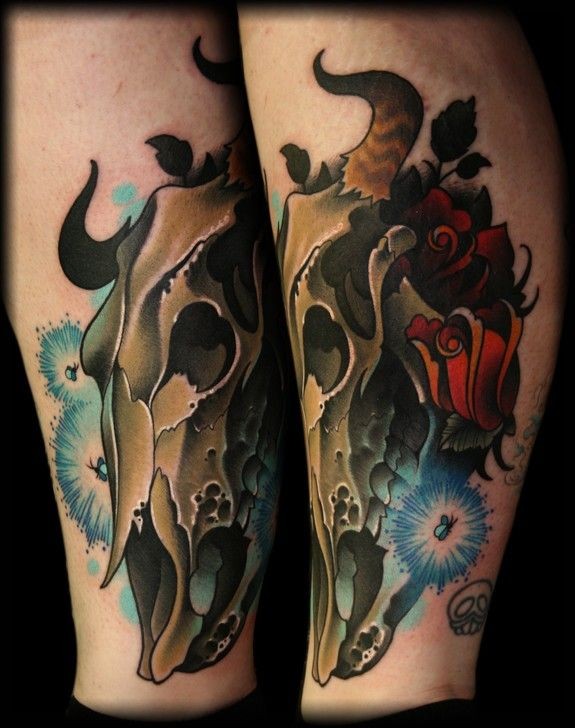 Tatuagem de perna colorida estilo antigo da caveira de animais com flores