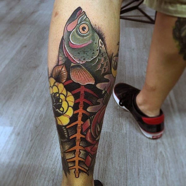 Tatuaggio di gamba colorata stile vecchia scuola di testa di pesce con scheletro e fiori