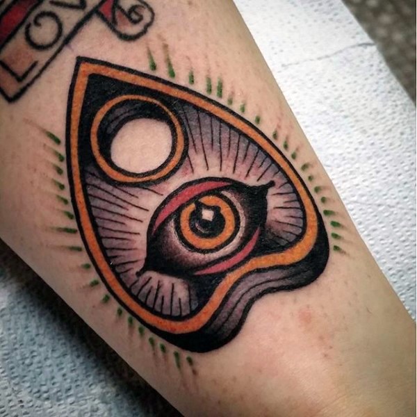 Oldschool Stil farbiges Bein Tattoo von mystischem Symbol mit Auge