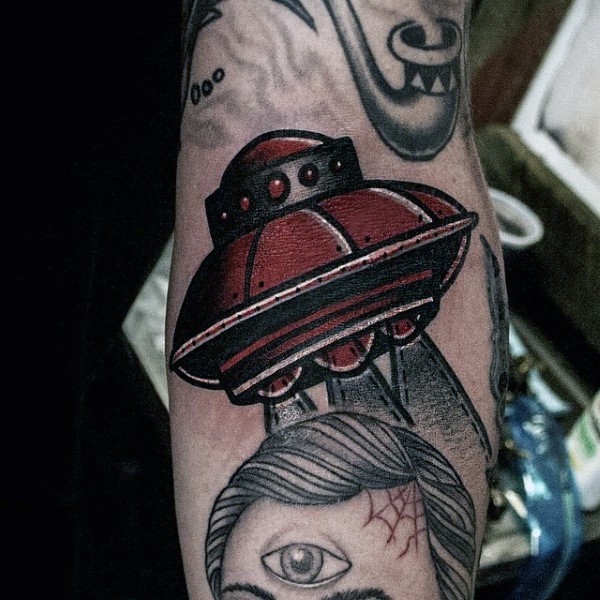 Tatuaje en el brazo,  nave extraterrestre de color rojo oscuro, estilo old school