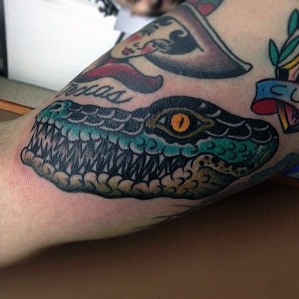 Tatuaje en el brazo, caimán multicolor en estilo old school