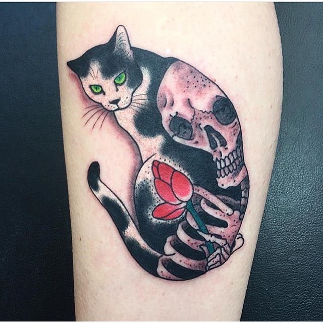 Estilo antigo colorido gato Manmon estilizado com tatuagem de esqueleto por horitomo