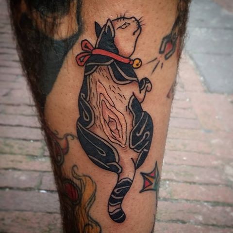 Tatuaggio di gatto Manmon colorato in stile old school sulla gamba di horitomo