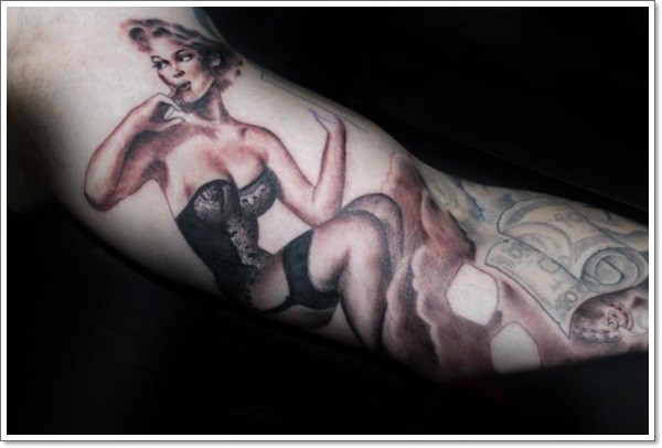 vecchia scuola stile colorato nuda ragazza sexy tatuaggio su braccio