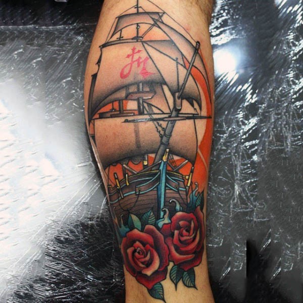 Tatuaje en la pierna,
 barco precioso con signo en la vela y rosas, estilo old school