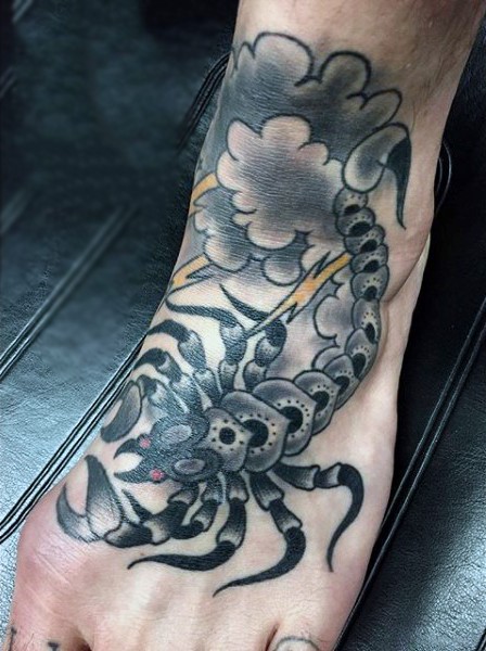 Tatuaje en el pie, escorpión exclusivo old school negro blanco
