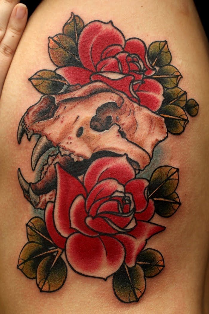Tatuagem colorida do estilo da velha escola do crânio animal antigo com rosas