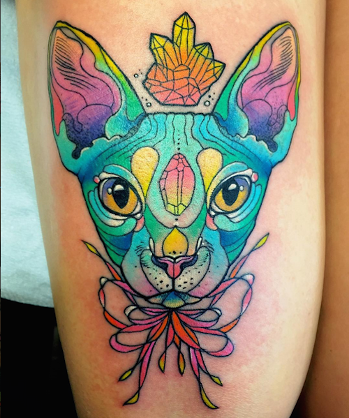 Tatuagem colorida do estilo da velha escola do gato do Sphinx com jóia