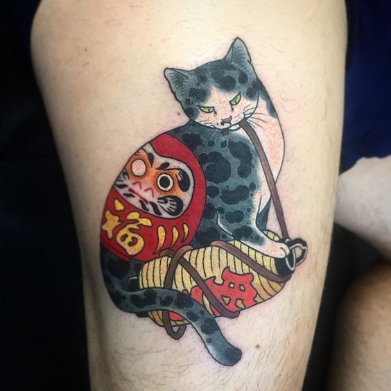 Tatuaggio alla coscia colorato in stile vecchia scuola del gatto Manmon di horitomo