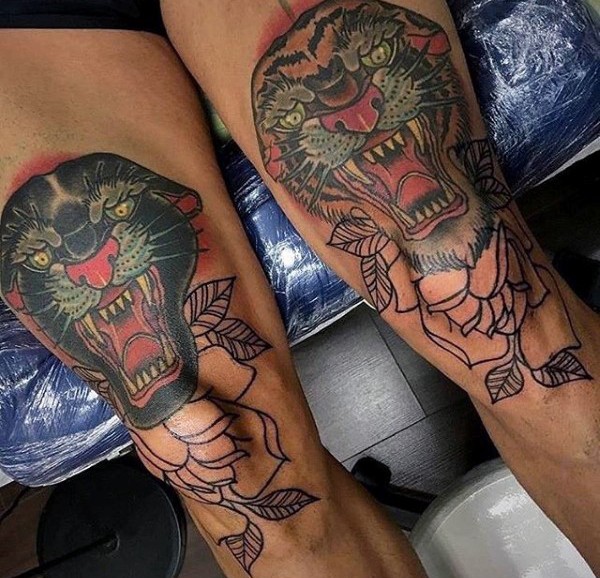 Oldschool Stil gefärbtes Oberschenkel Tattoo von Tiger und schwarzem Panther