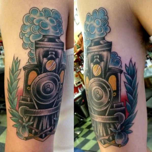Old school estilo colorido braço tatuagem do velho trem com folhas azuis