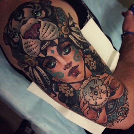 Tatuaje en el brazo,
mujer carismática con compás, estilo old school  multicolor