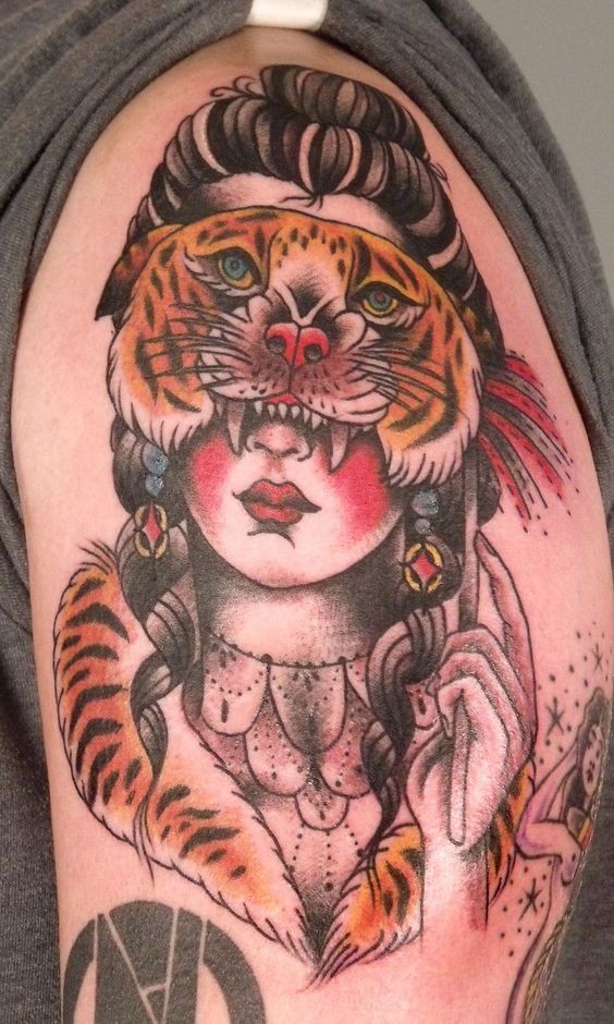 Tatuaje en el hombro,
mujer interesante en máscara de tigre