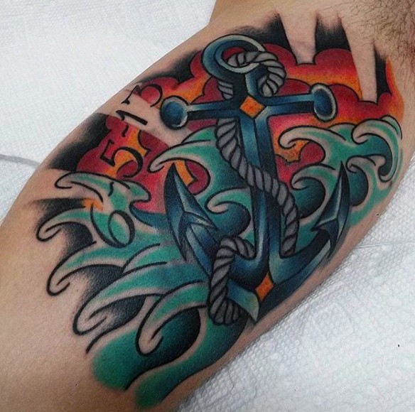 Tatuaje en el brazo, ancla preciosa en olas, estilo old school multicolor