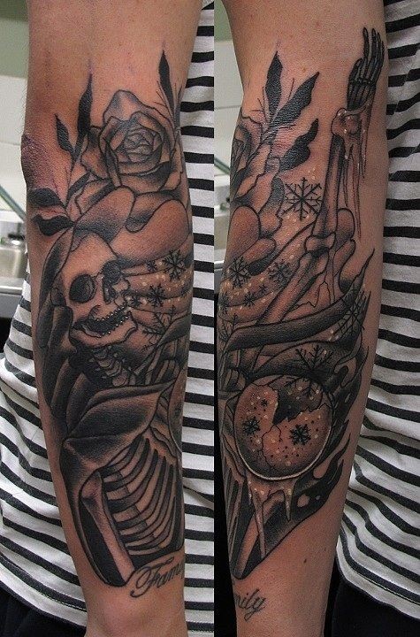 vecchia scuola stile inchiostro nero dipinto scheletro con fiore e lettere tatuaggio su braccia