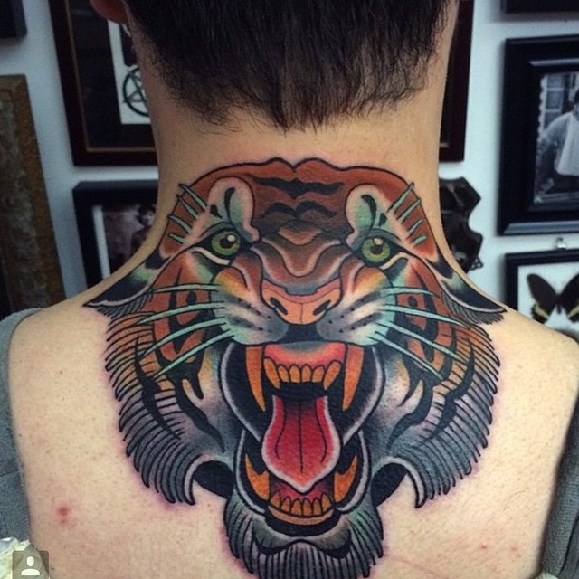 Tatuaje en la espalda, cara grande de tigre multicolor, estilo old school