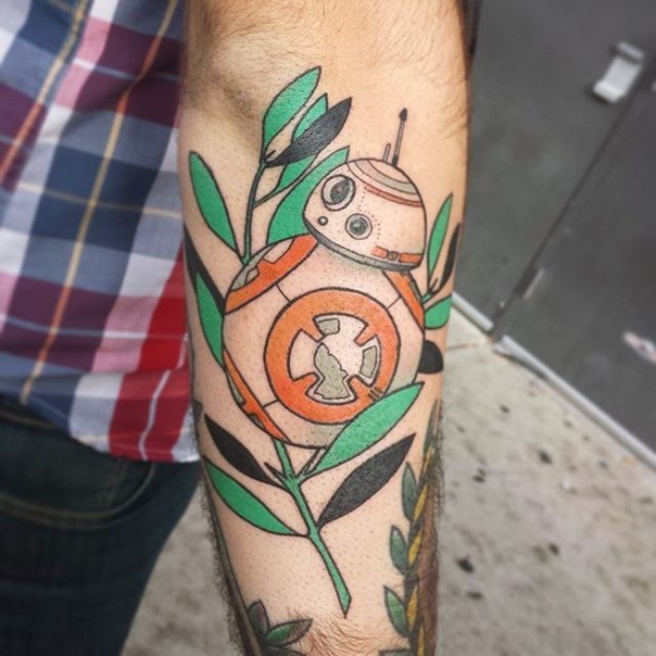 Tatuaje en el antebrazo, droide BB-8 precioso con hojas verdes, old school