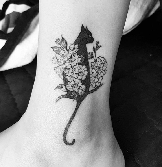 Old school style for girls black cat tattoo on ankle with flowers